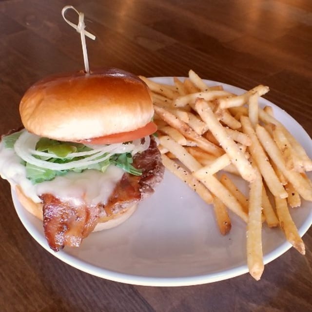 SMOKEHOUSE BEER CHEESE SMASHBURGER.