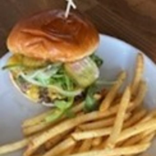 ELLA'S SMASHBURGER.